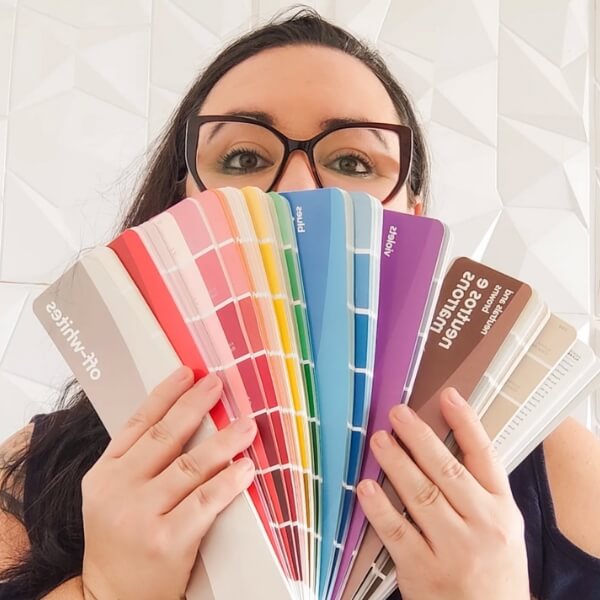 Juliene Surita, designer de interiores da Surita Interiores, escolhendo cores.