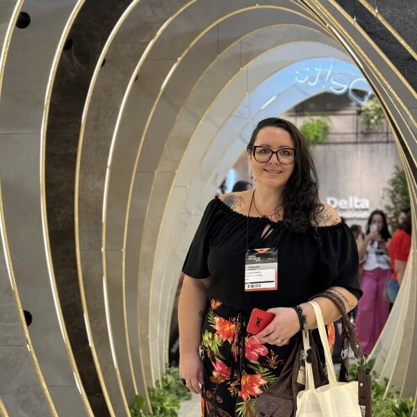 Juliene Surita, designer de interiores, em um evento.